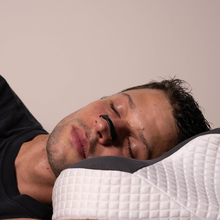 Durmiendo con la tira nasal magnética